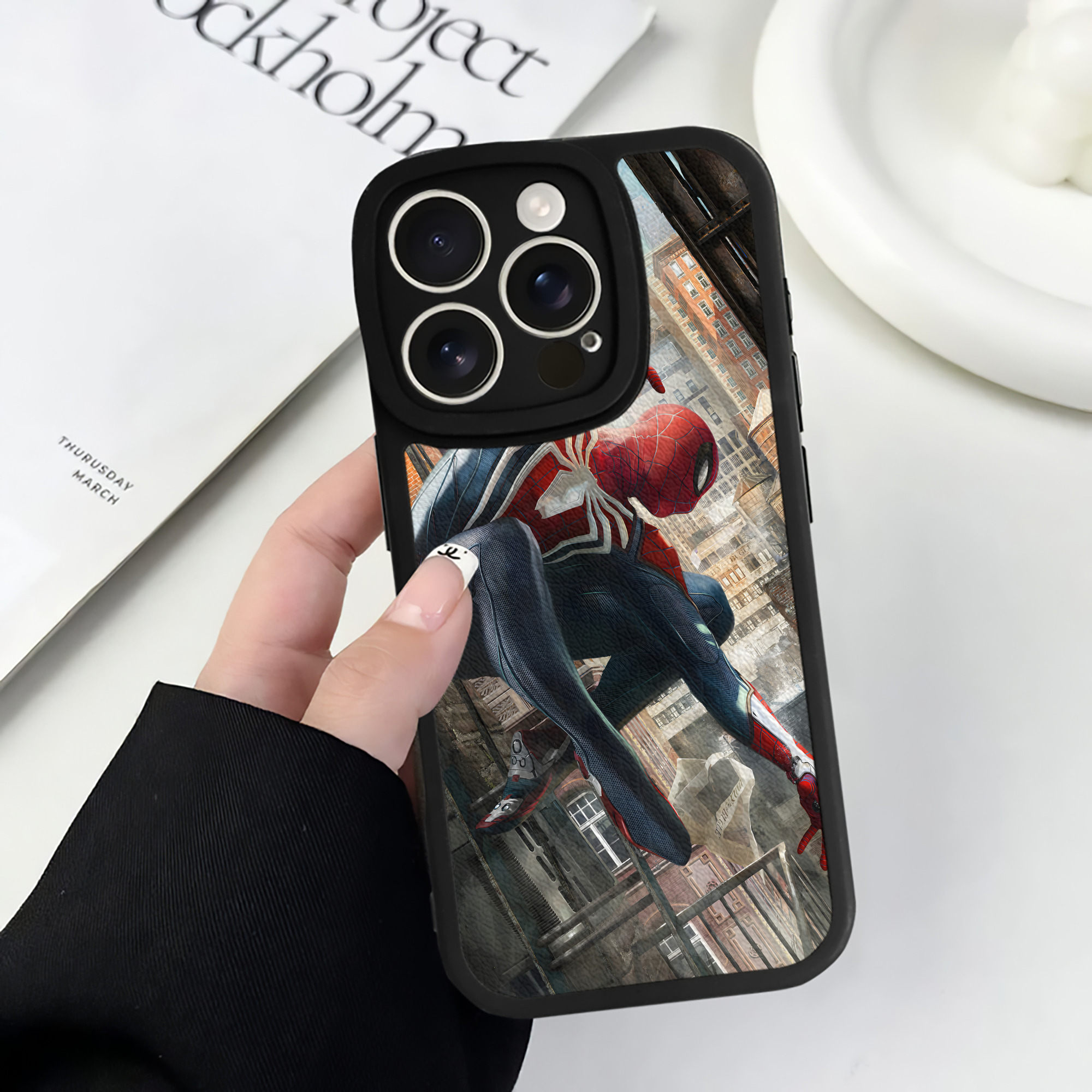 （画像用） アベンジャーズ The Avengers 【iPhone 16シリーズ対応】シリコンスマホケース（レザー調） 材質：シリコン